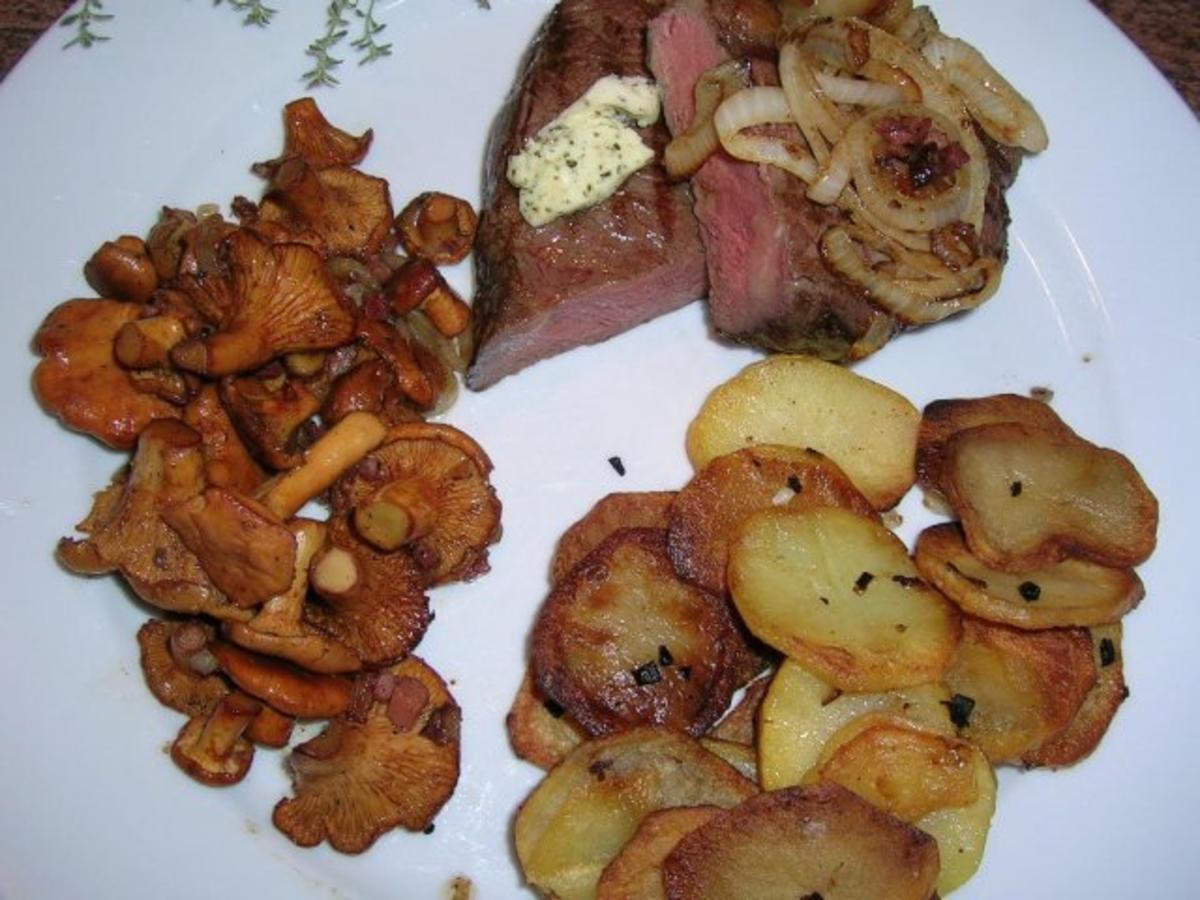 Rumpsteak mit Pfifferlingen und Bratkartoffeln aus rohen Kartoffeln - Rezept - Bild Nr. 4