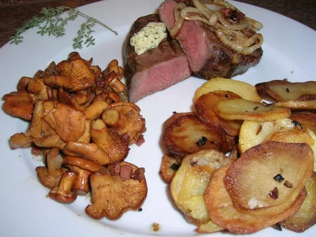 Rumpsteak mit Pfifferlingen und Bratkartoffeln aus rohen Kartoffeln - Rezept - Bild Nr. 5