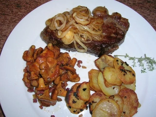 Rumpsteak mit Pfifferlingen und Bratkartoffeln aus rohen Kartoffeln - Rezept - Bild Nr. 9