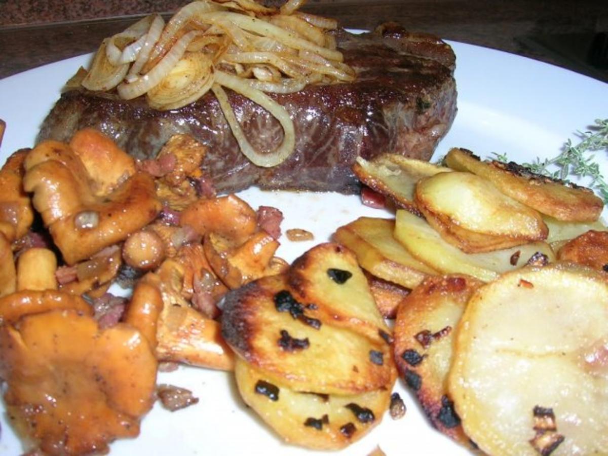Rumpsteak mit Pfifferlingen und Bratkartoffeln aus rohen Kartoffeln ...