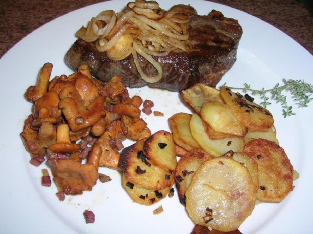 Rumpsteak mit Pfifferlingen und Bratkartoffeln aus rohen Kartoffeln - Rezept - Bild Nr. 11