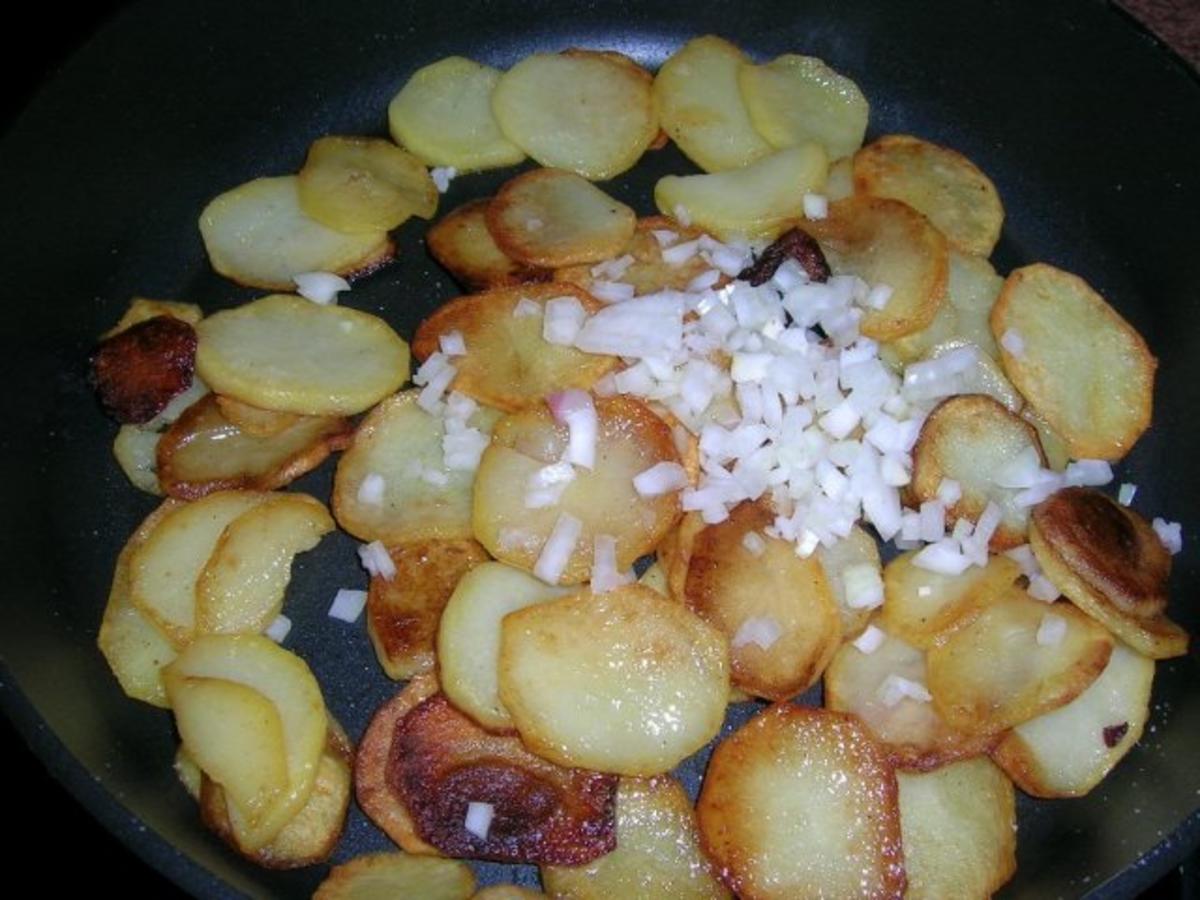 Rumpsteak mit Pfifferlingen und Bratkartoffeln aus rohen Kartoffeln ...