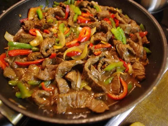 Rezept: Rindfleisch mit Paprika und Zwiebeln Rindfleisch mit Paprika und Zwiebeln - Rezept