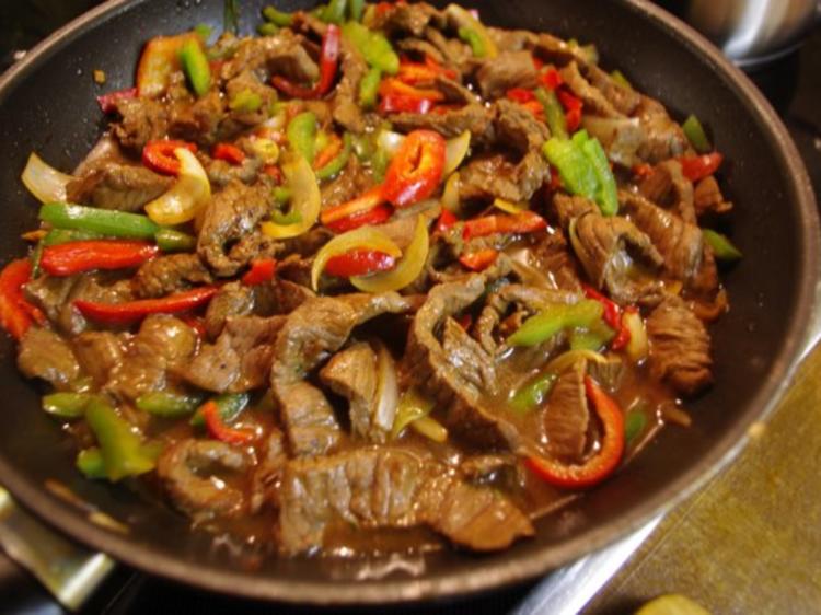 Rindfleisch mit Paprika und Zwiebeln - Rezept - kochbar.de