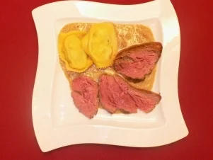 Brokkoli-Teigtaschen mit Streifen vom Rinderfilet - Rezept