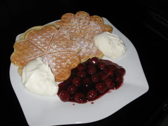 Rezept: warme Waffeln mit Sauerkirschen und Sahne warme Waffeln mit Sauerkirschen und Sahne - Rezept