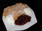 warme Waffeln mit Sauerkirschen und Sahne - Rezept