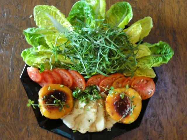 Rucolasalat mit gegrillten Pfirsich und Halloumi - Rezept