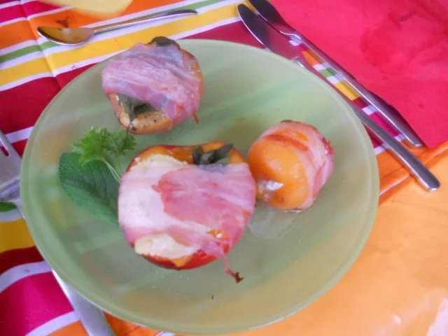 gegrillter Pfirsich mit Ziegenkäse, Salbei  und Speck - Rezept