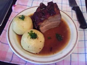 Schäuferla mit Seidenknödl - Rezept