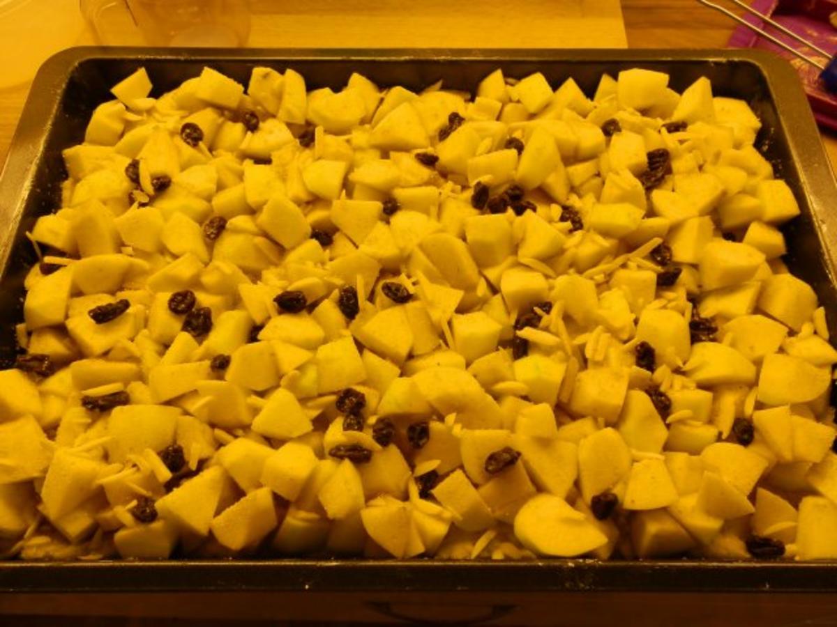 Bilder für Apfelkuchen vom Blech auf leckerem Quark-Öl-Teig - Rezept