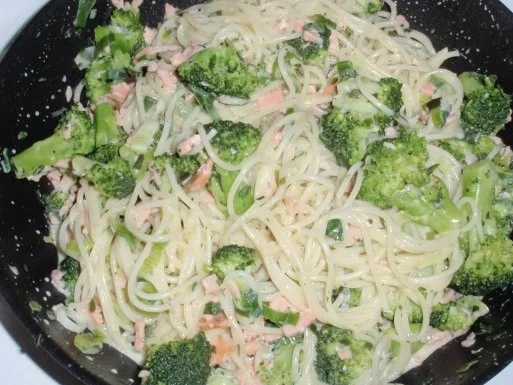 Rezept: Broccoli-Räucherlachs-Pasta Bild Nr. 8 Broccoli-Räucherlachs-Pasta - Rezept - Bild Nr. 8