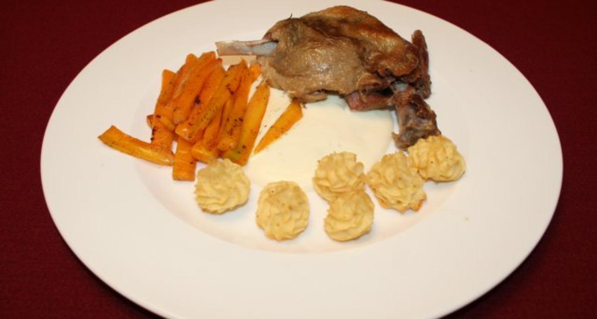 Confit de Canard mit weißer Soße, Julienne-Gemüse und Herzoginnenkartoffeln - Rezept