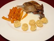 Confit de Canard mit weißer Soße, Julienne-Gemüse und Herzoginnenkartoffeln - Rezept