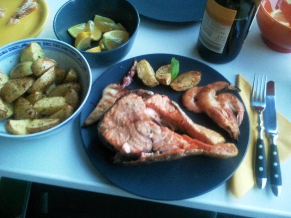 Piatta de Mare / Fischplatte a la Nightcooker mit Monsterlachsteak ...