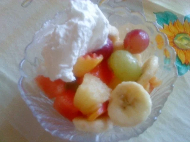 Obstsalat mit Schlagsahne - Rezept