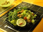 Staudensellerie-/Melonensalat mit Rucola, Tomaten und Curry-Shrimps - Rezept