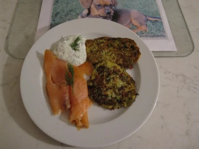 Zucchinipuffer mit Lachs und Kräuterjoghurt - Rezept