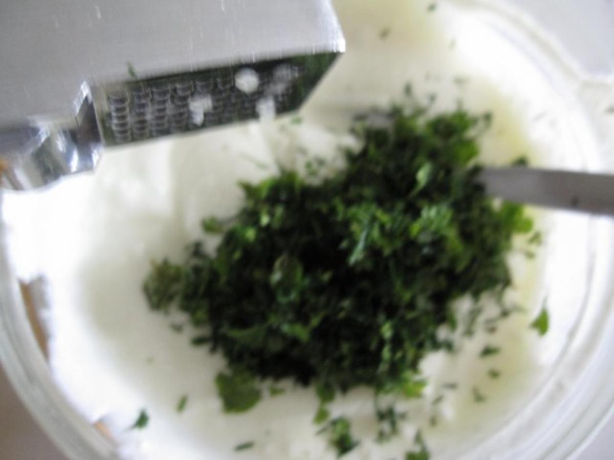 Zucchinipuffer mit Lachs und Kräuterjoghurt - Rezept - Bild Nr. 5