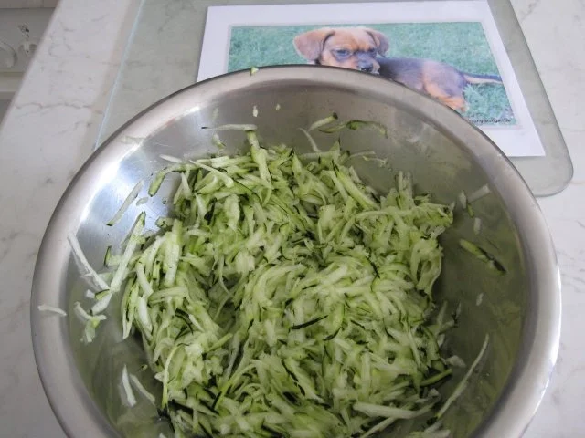 Zucchinipuffer mit Lachs und Kräuterjoghurt - Rezept - Bild Nr. 7