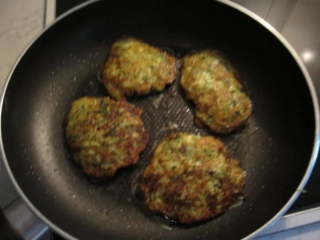 Zucchinipuffer mit Lachs und Kräuterjoghurt - Rezept - Bild Nr. 10