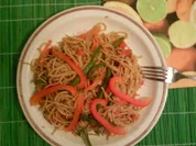 Nudeln gebraten mit Gemüse und Fisch - Rezept