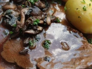 Rezept: Rinderschmorbraten mit Bierbalsamicosoße an Champignons und Kartoffeln Rinderschmorbraten mit Bierbalsamicosoße an Champignons und Kartoffeln - Rezept