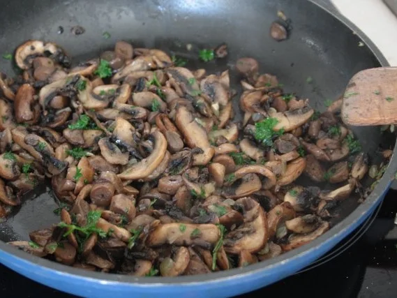 Rezept: Rinderschmorbraten mit Bierbalsamicosoße an Champignons und Kartoffeln Bild Nr. 7 Rinderschmorbraten mit Bierbalsamicosoße an Champignons und Kartoffeln - Rezept - Bild Nr. 7