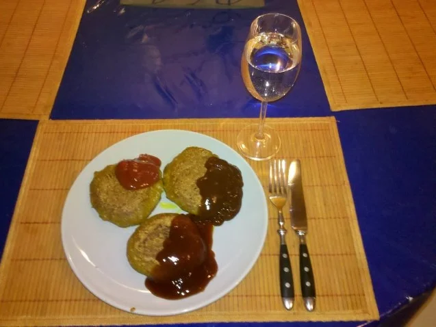 Rezept: Kartoffeln: Indische Kartoffelplätzchen gefüllt mit Bergkäse Kartoffeln: Indische Kartoffelplätzchen gefüllt mit Bergkäse - Rezept