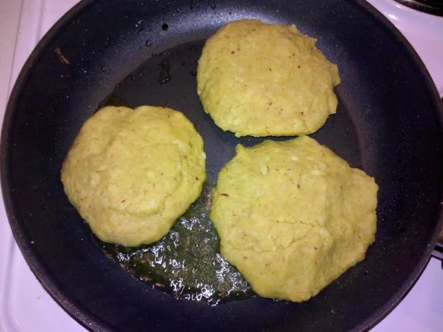 Rezept: Kartoffeln: Indische Kartoffelplätzchen gefüllt mit Bergkäse Bild Nr. 5 Kartoffeln: Indische Kartoffelplätzchen gefüllt mit Bergkäse - Rezept - Bild Nr. 5