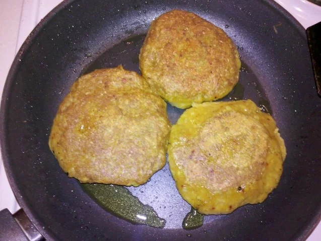 Rezept: Kartoffeln: Indische Kartoffelplätzchen gefüllt mit Bergkäse Bild Nr. 6 Kartoffeln: Indische Kartoffelplätzchen gefüllt mit Bergkäse - Rezept - Bild Nr. 6