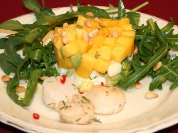 Gebratene Jakobsmuscheln an Avocado-Rucolasalat mit Mango - Rezept ...