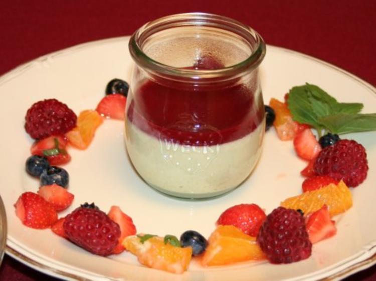 Grüntee-Pannacotta im Glas mit Himbeer-Orangensoße und roten Früchten ...