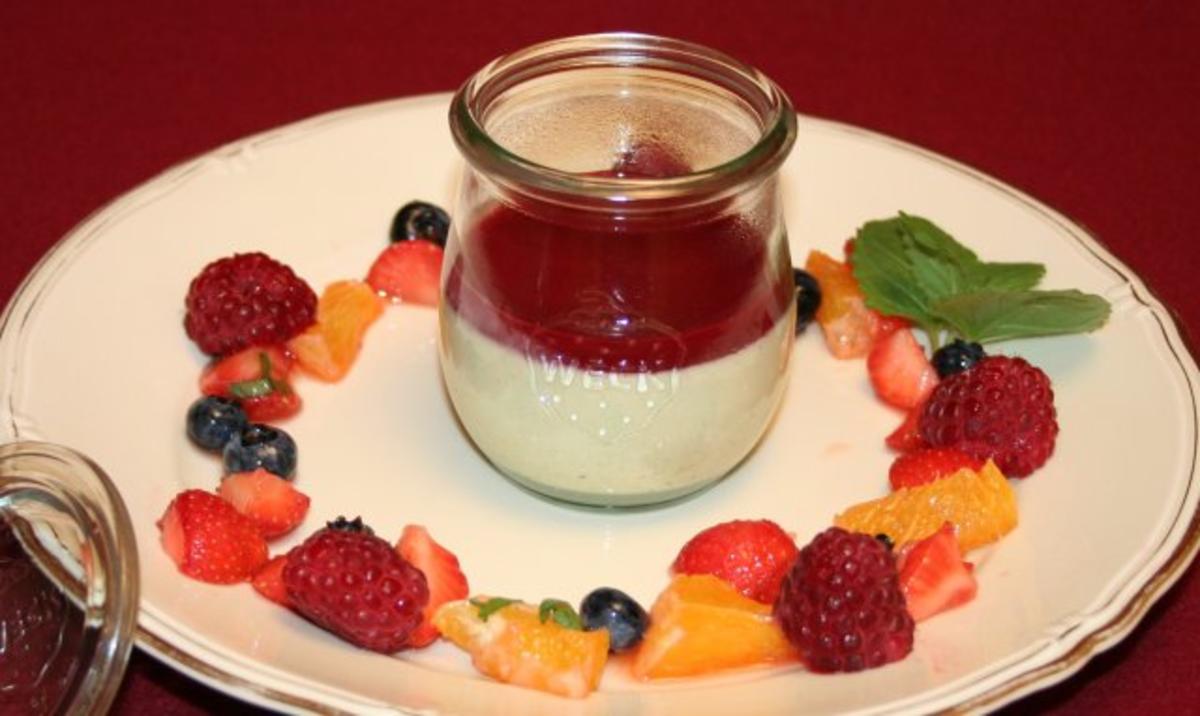 Bilder für Grüntee-Pannacotta im Glas mit Himbeer-Orangensoße und roten Früchten - Rezept