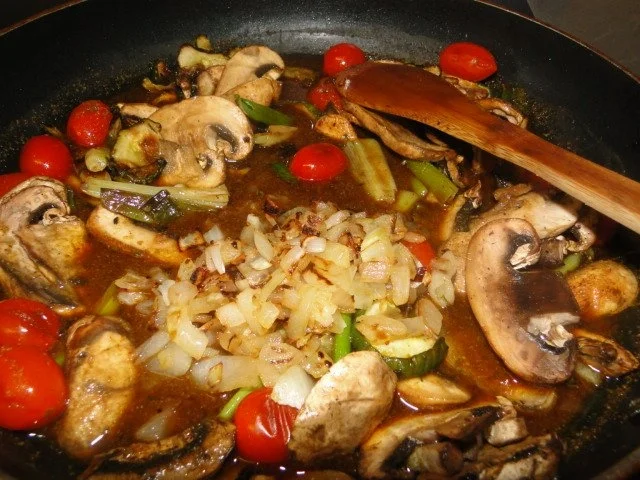 Zucchine-Pilzgemüse mit frischen Tomaten Vegitarisch oder - Rezept - Bild Nr. 4