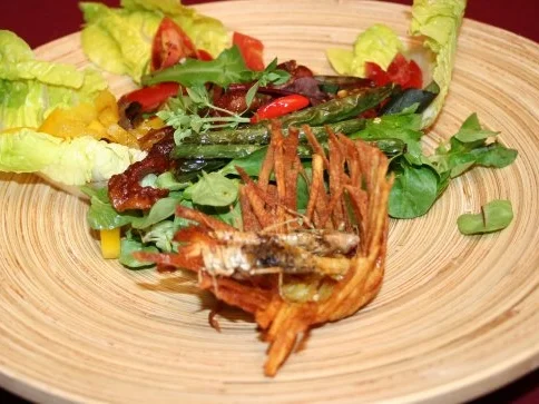 Knuspriger Salat mit Chilibohnen und Heuschrecken - Rezept