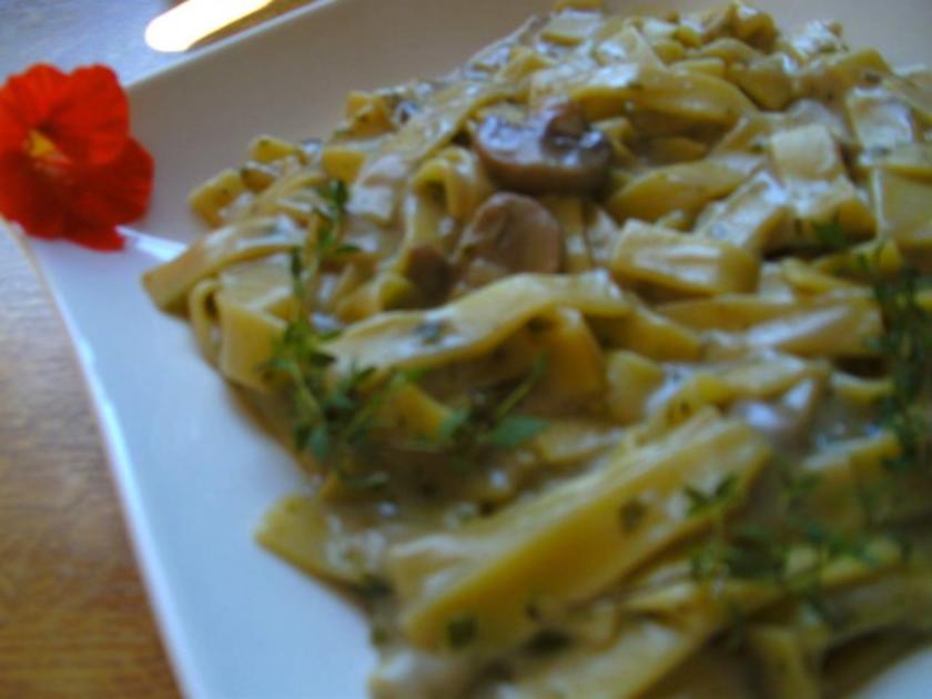 Käse Champignons Wein Soße mit Bandnudeln - einfach - 189 kcal/100g