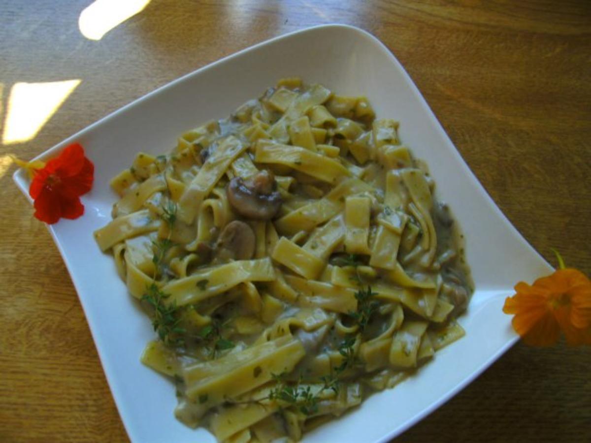 Käse Champignons Wein Soße mit Bandnudeln - einfach - 189 kcal/100g