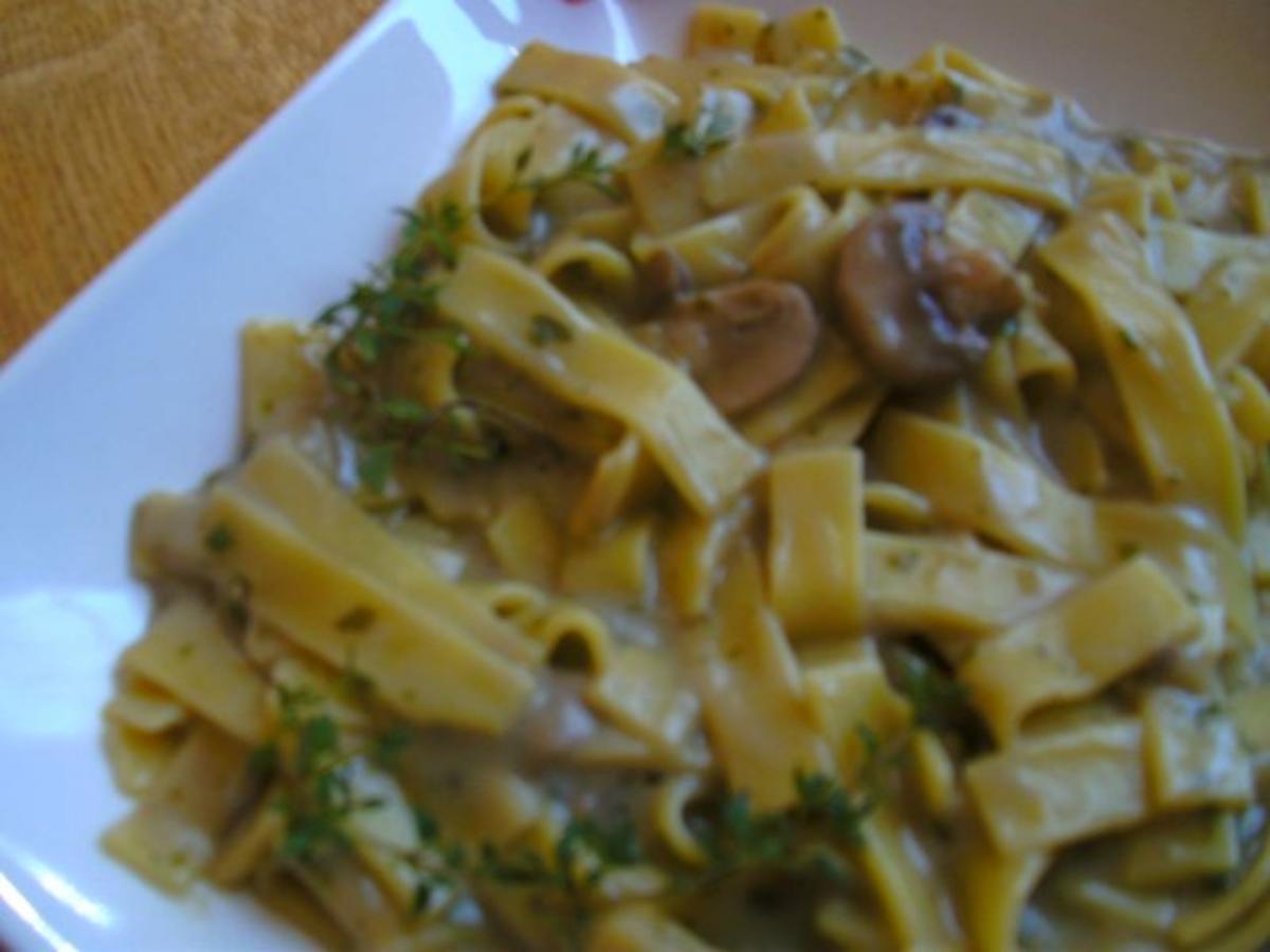 Käse Champignons Wein Soße mit Bandnudeln - einfach - 189 kcal/100g