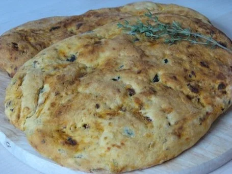 ital. Fladenbrot mit getr. Tomaten und Oliven - Rezept