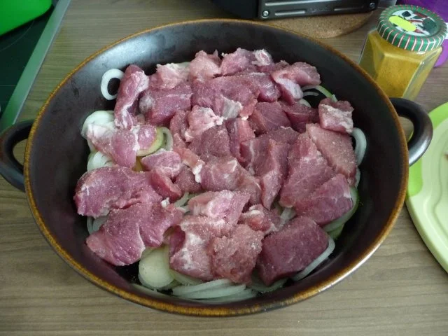 Rezept: Gulasch : Zwiebelgulasch an Kartoffel-Blumenkohlstampf Bild Nr. 3 Gulasch : Zwiebelgulasch an Kartoffel-Blumenkohlstampf - Rezept - Bild Nr. 3