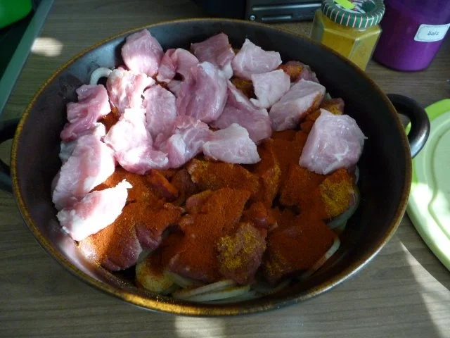 Rezept: Gulasch : Zwiebelgulasch an Kartoffel-Blumenkohlstampf Bild Nr. 6 Gulasch : Zwiebelgulasch an Kartoffel-Blumenkohlstampf - Rezept - Bild Nr. 6