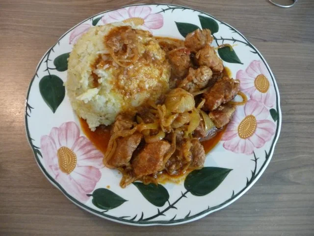 Rezept: Gulasch : Zwiebelgulasch an Kartoffel-Blumenkohlstampf Gulasch : Zwiebelgulasch an Kartoffel-Blumenkohlstampf - Rezept