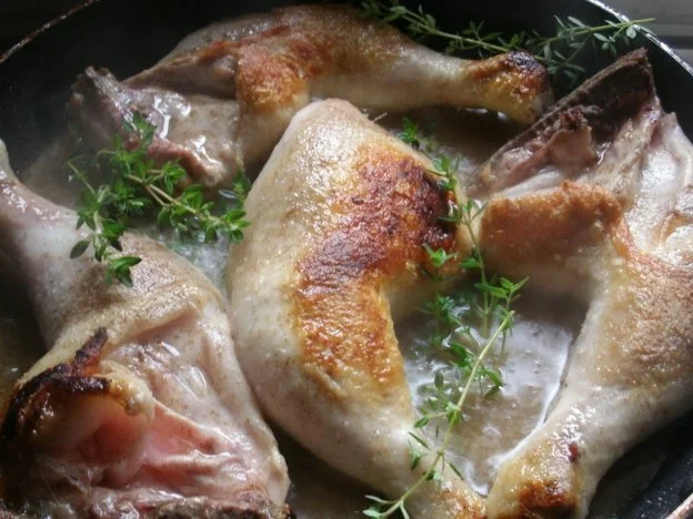 Hähnchenkeulen in Zitronenthymian-Weißweinsoße - Rezept - Bild Nr. 3