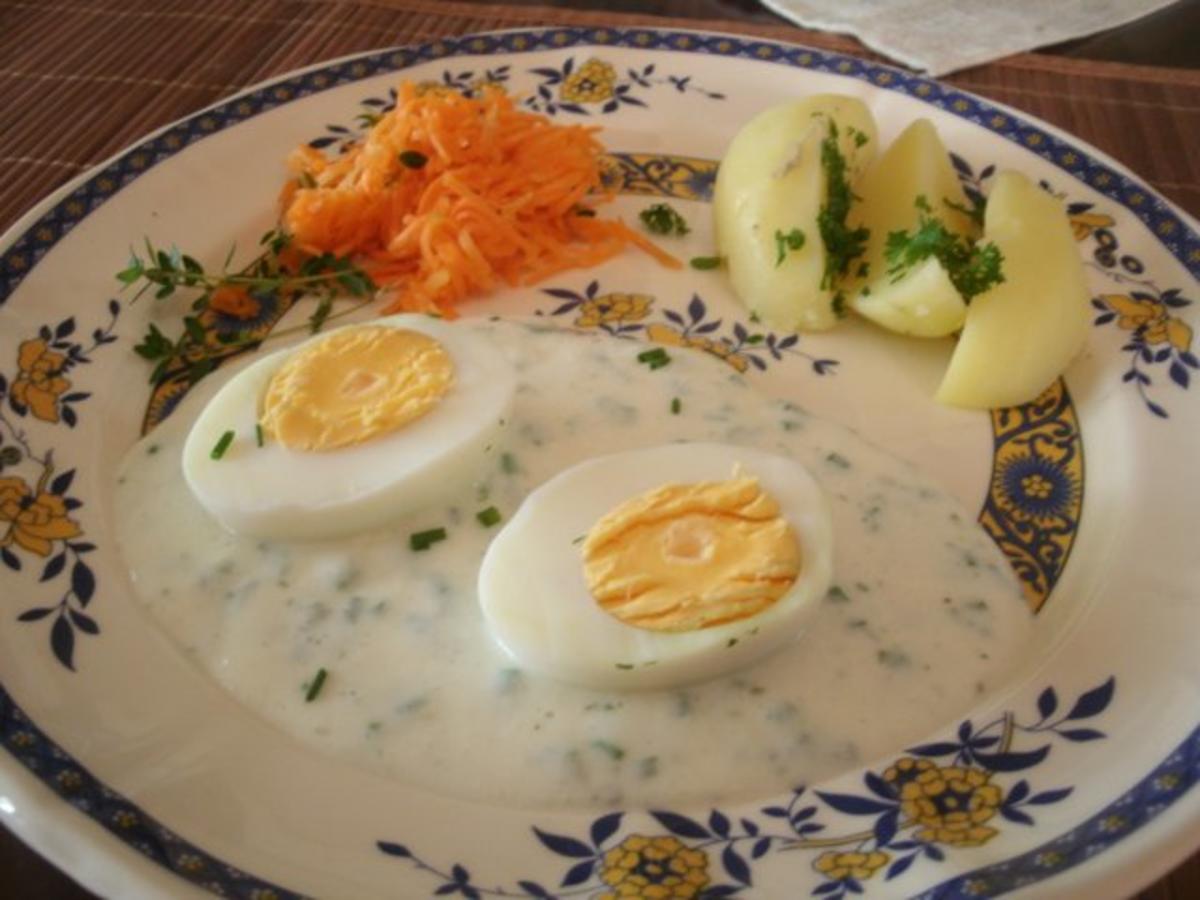 Eier in Käse-Kräutersoße - Rezept mit Bild - kochbar.de