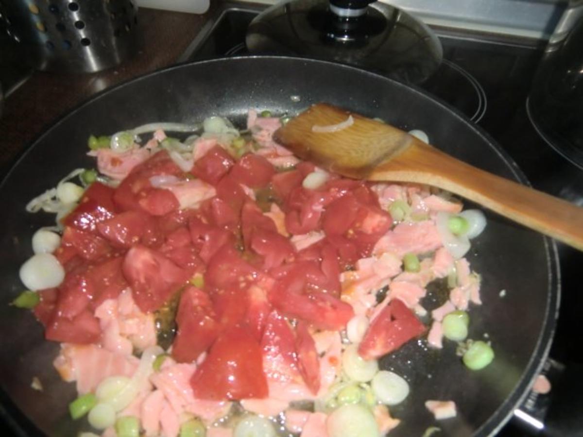 Barolonudeln mit Lachsstreifen und Tomaten - Rezept - Bild Nr. 3