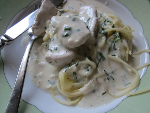 Rezept: Putenfleisch mit Weißwein-Frischkäse-Soße Putenfleisch mit Weißwein-Frischkäse-Soße - Rezept