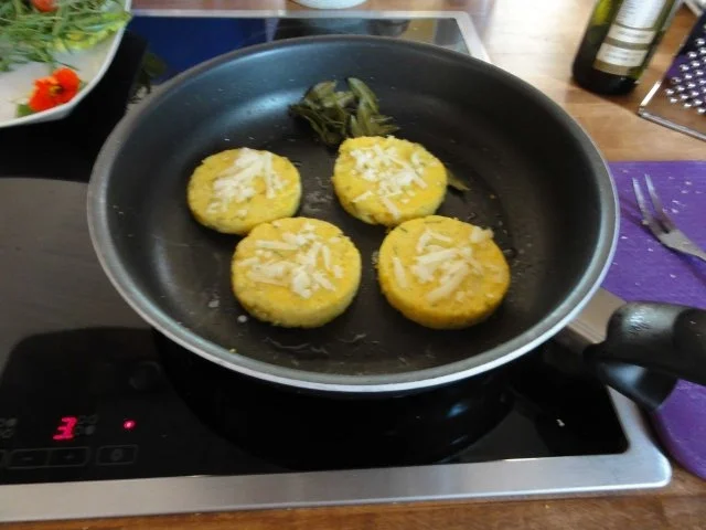 Polentaschnitten mit Salbeibutter an Salatbouquet - Rezept - Bild Nr. 3