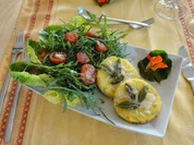 Polentaschnitten mit Salbeibutter an Salatbouquet - Rezept