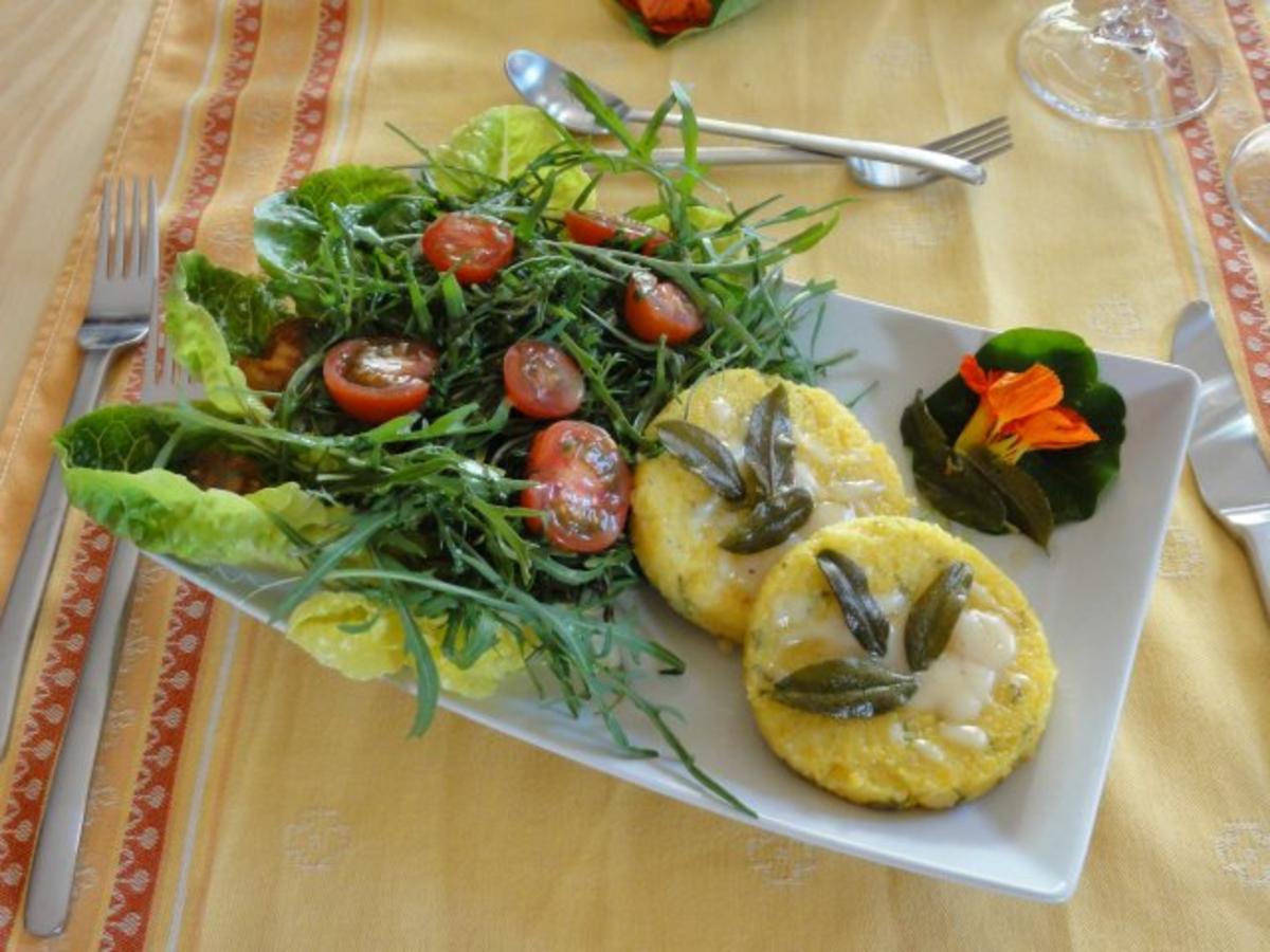 Polentaschnitten mit Salbeibutter an Salatbouquet - Rezept von
behappytoo